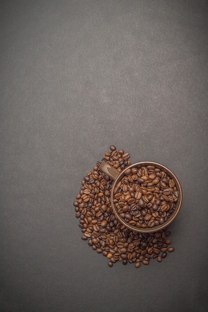 Preparación de café de especialidad en taza de cerámica
