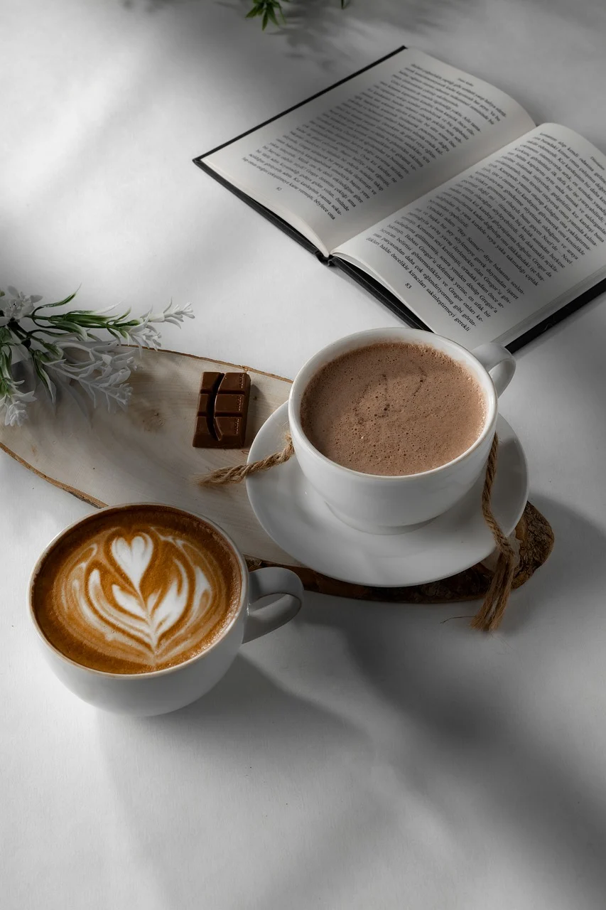 Bebida de chocolate latte con espuma y decoración de cacao