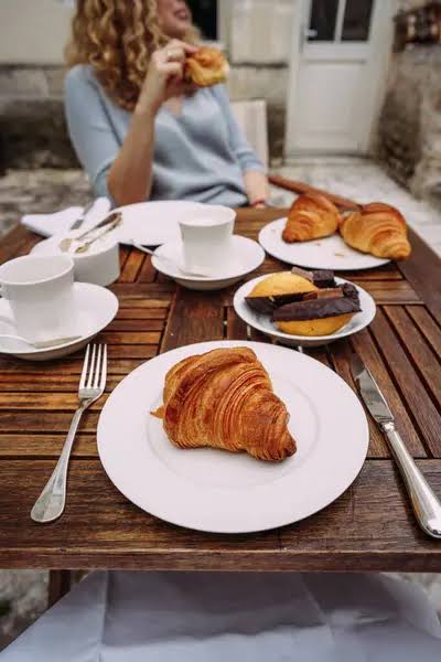 Croissant de mantequilla servido en un plato